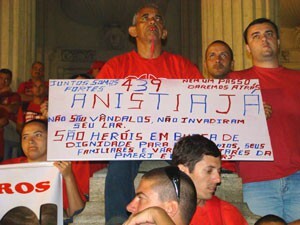 3-ato_em_favor_dos_bombeiros_reune_centenas_de_pessoas_na_escadaria_da_alerj03-300x225.jpg
